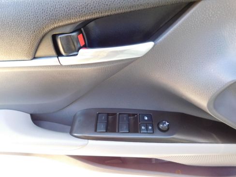 Used 2021 Toyota Camry SE image 11