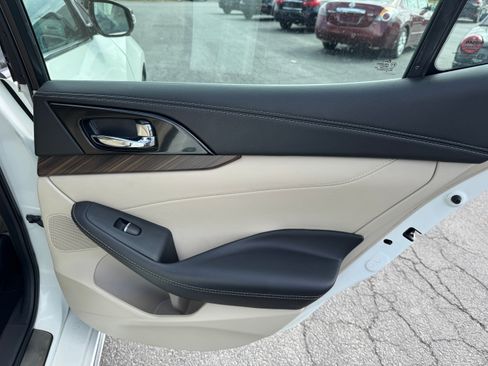 Used 2017 Nissan Maxima Platinum image 17