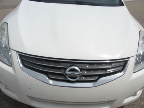 Used 2011 Nissan Altima Sedan FWD image 2