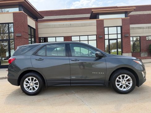 Used 2018 Chevrolet Equinox LS FWD image 2