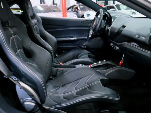 Used 2017 Ferrari 488 GTB RWD image 18