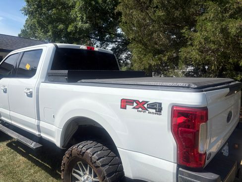 Used 2017 Ford F250 4x4 Crew Cab Super Duty image 9