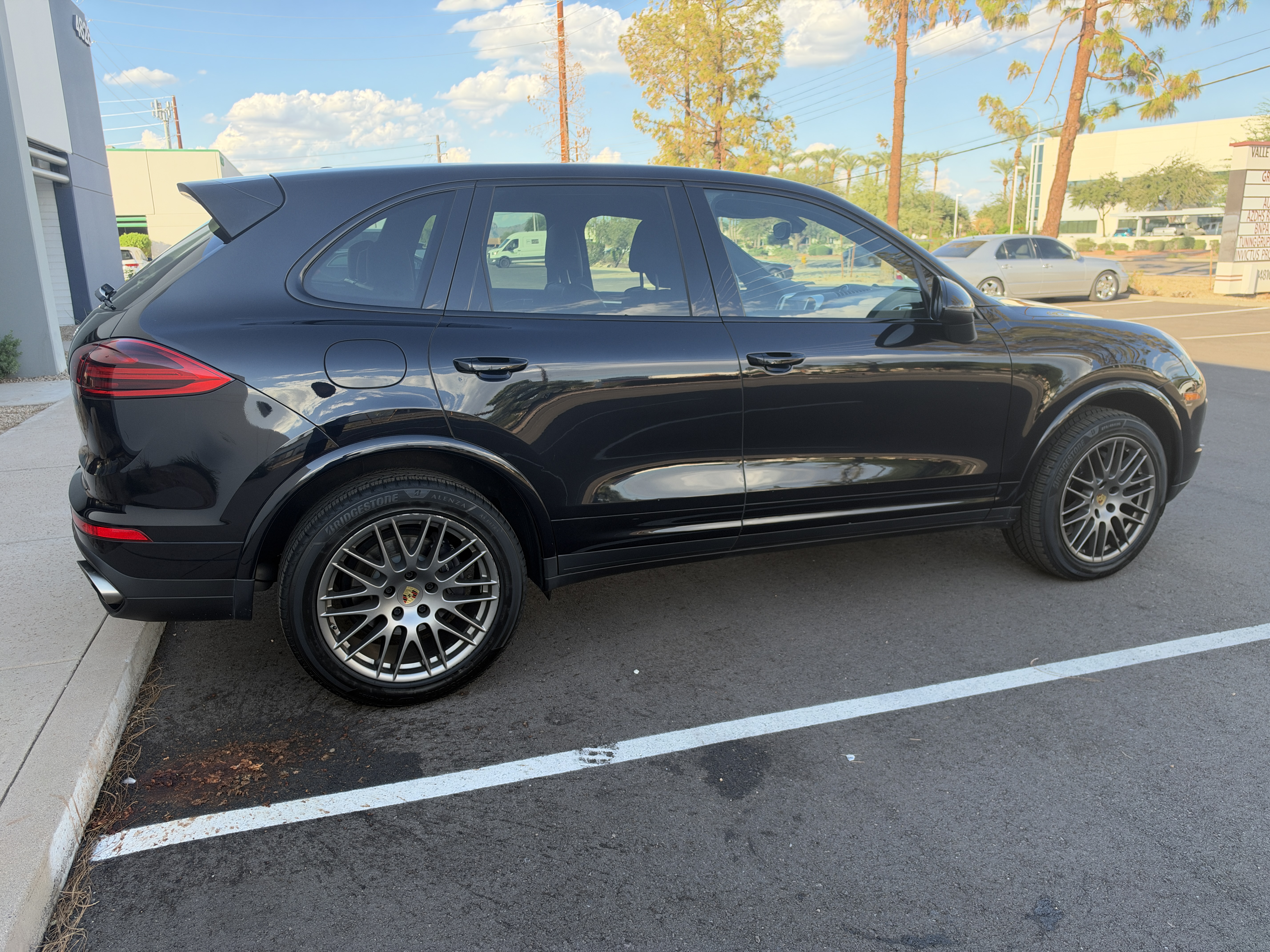 Used 2017 Porsche Cayenne Platinum Edition AWD/4WD image 4