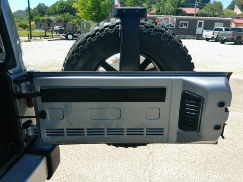 Used 2015 Jeep Wrangler 4WD Unlimited Sahara image 38