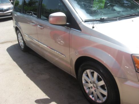 Used 2014 Chrysler Town & Country Touring FWD image 3
