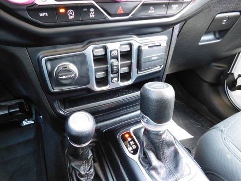 Used 2021 Jeep Gladiator Willys AWD/4WD image 16