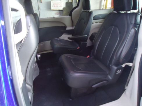 Used 2018 Chrysler Pacifica Touring-L FWD image 7