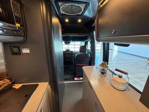 Used 2025 Mercedes-Benz Sprinter 2500 image 30