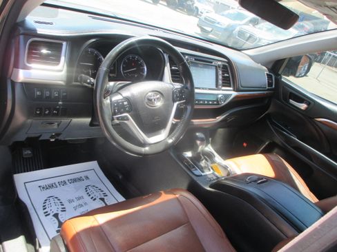 Used 2017 Toyota Highlander AWD Limited Platinum image 11