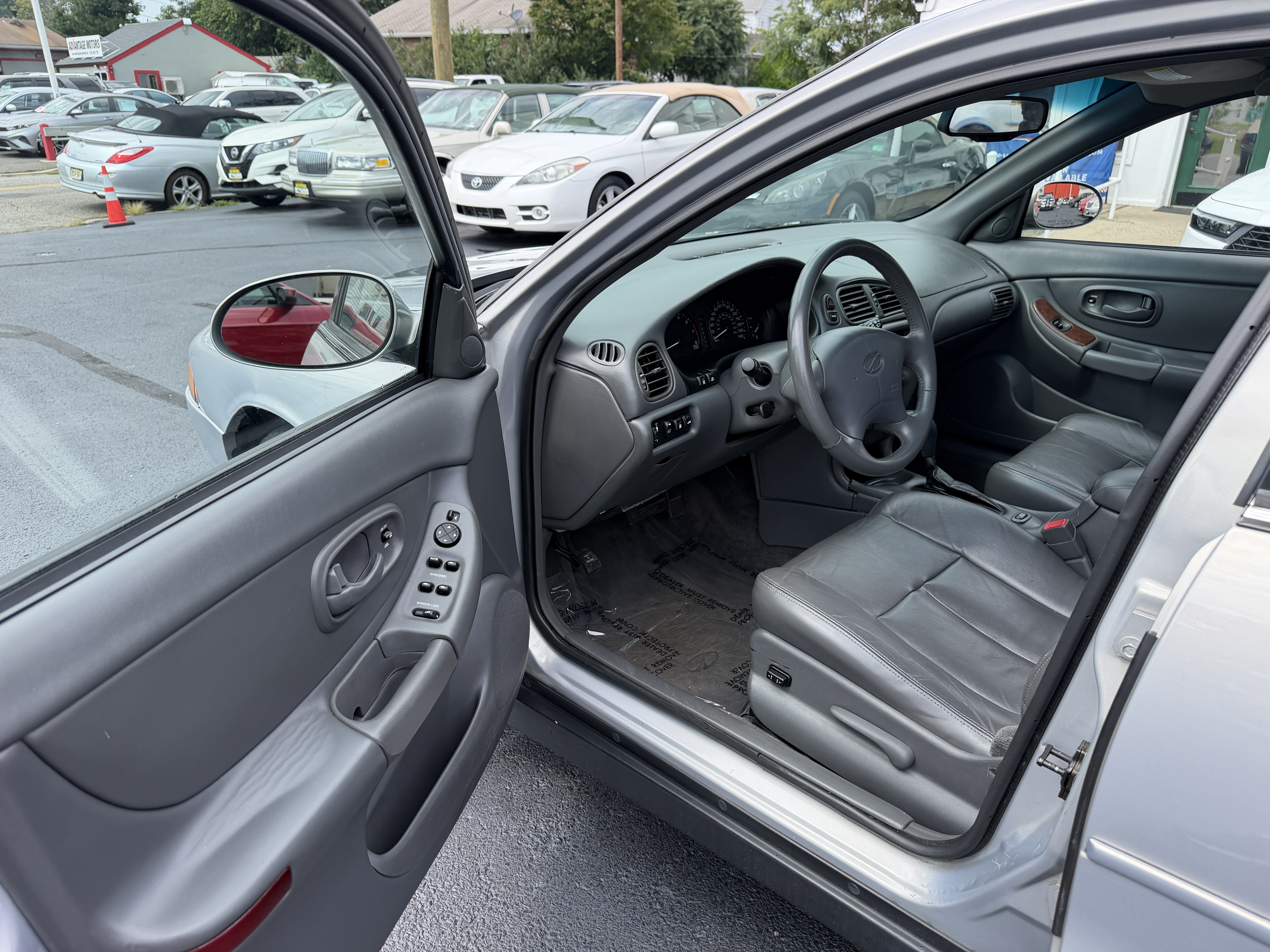 Used 2000 Oldsmobile Intrigue GL FWD image 2