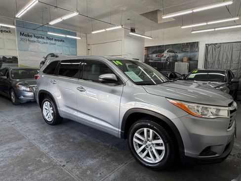 Used 2014 Toyota Highlander FWD LE V6 image 9