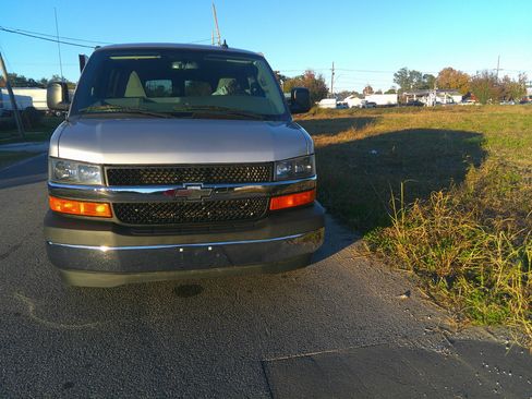 Used 2017 Chevrolet Express 3500 LT Extended Passenger RWD image 4