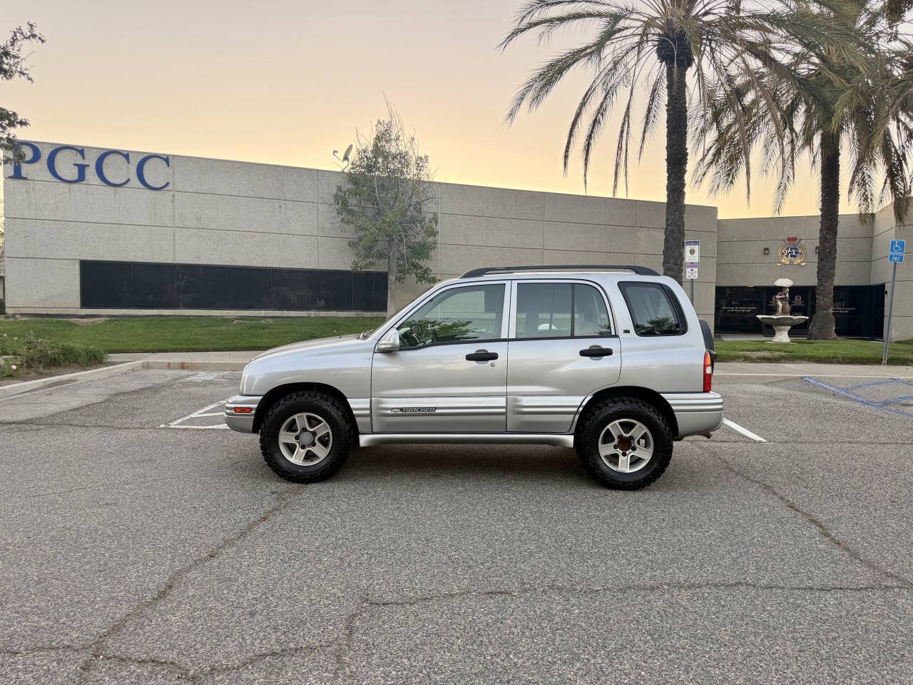 Used 2004 Chevrolet Tracker 4WD LT image 3