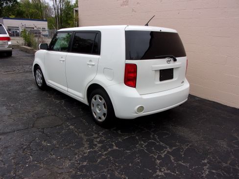 Used 2010 Scion xB FWD image 6