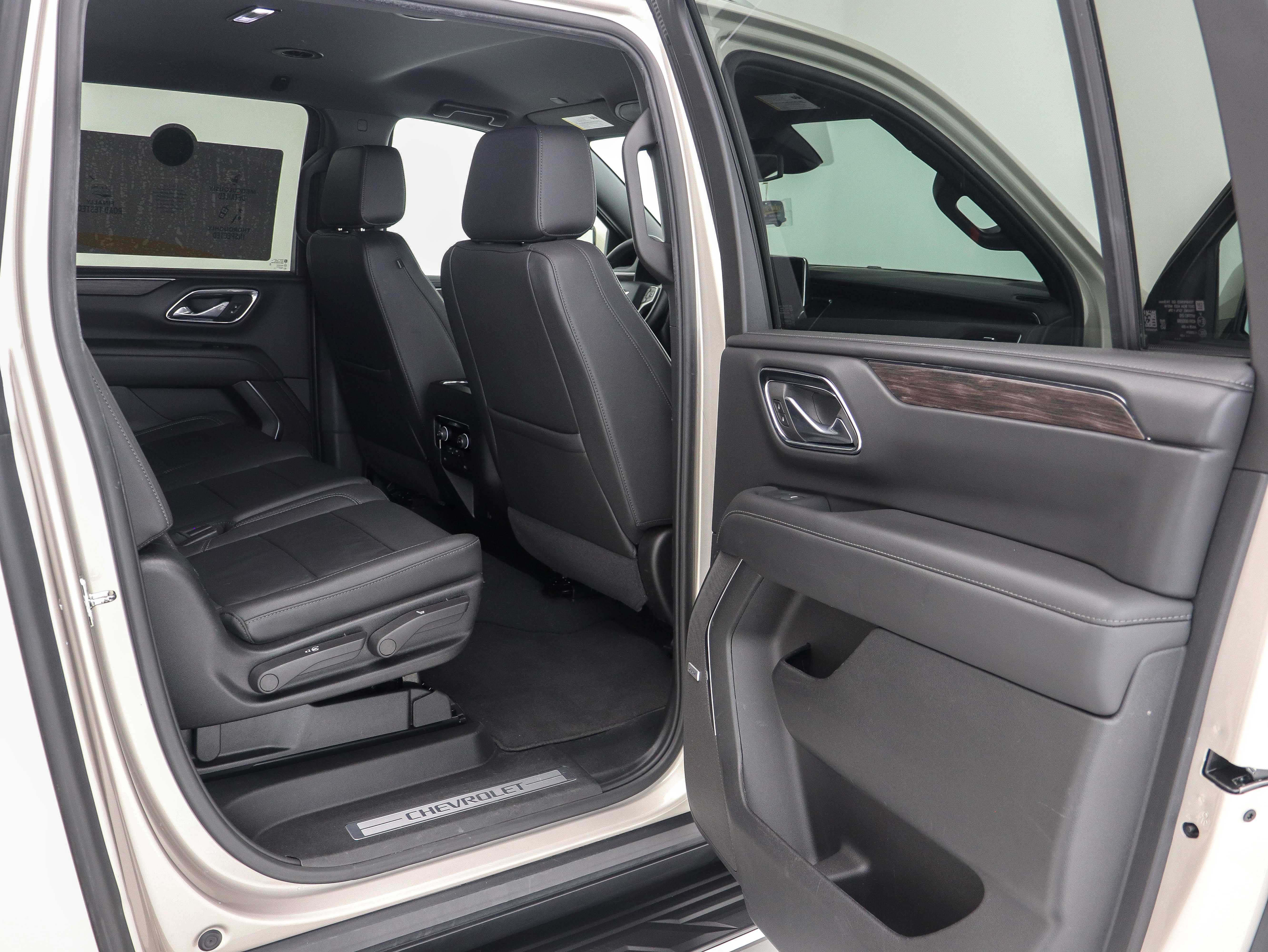 Used 2024 Chevrolet Suburban 4WD LT image 14