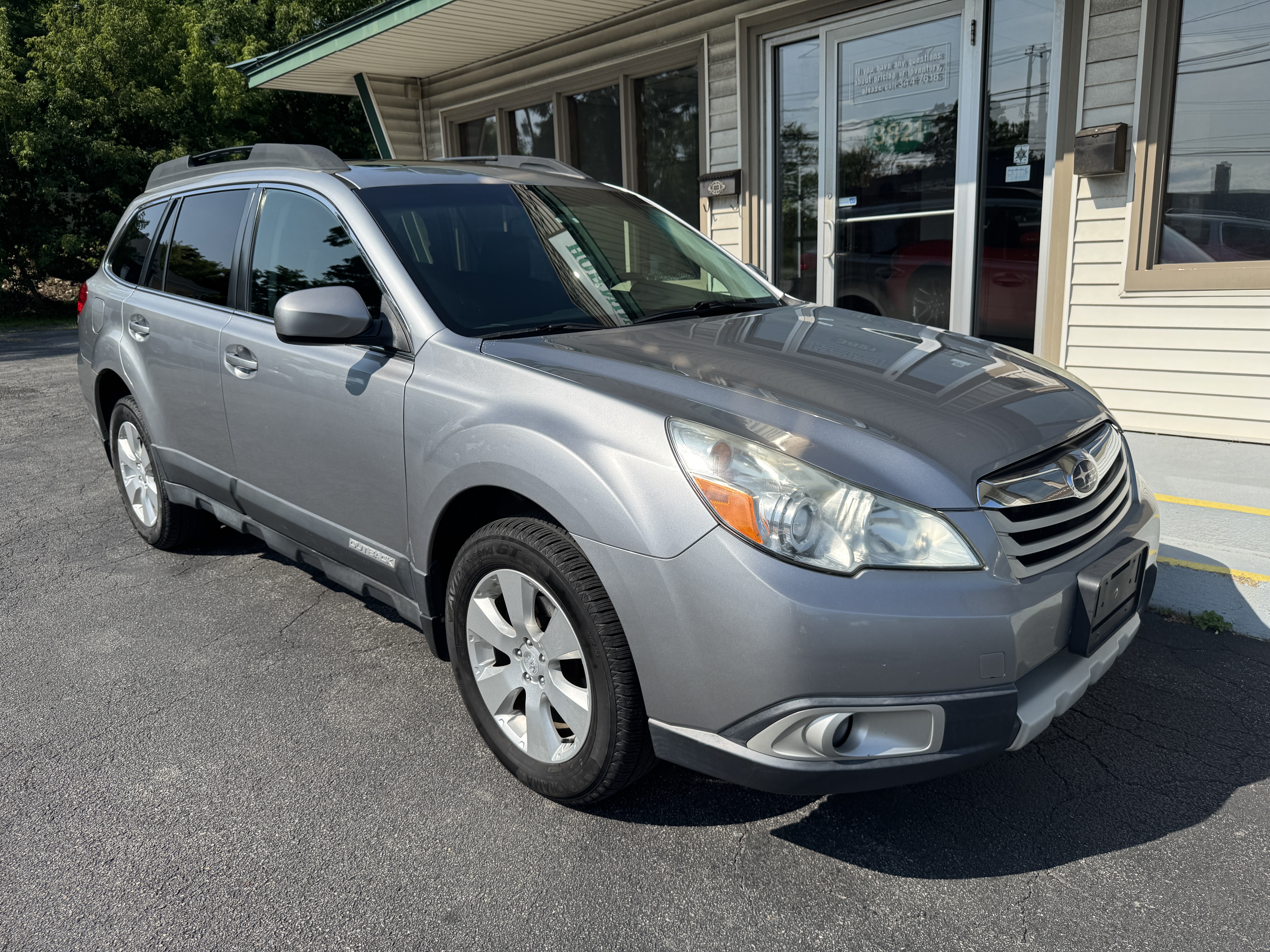 Used 2011 Subaru Outback 2.5i Premium AWD/4WD image 2