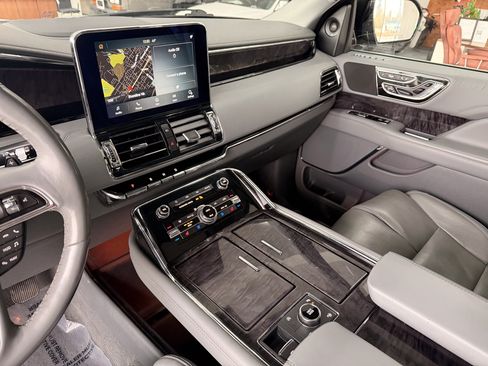 Used 2020 Lincoln Navigator Reserve image 12