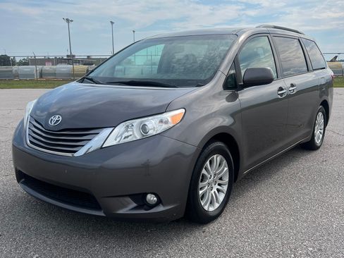 Used 2017 Toyota Sienna XLE Minivan FWD image 3