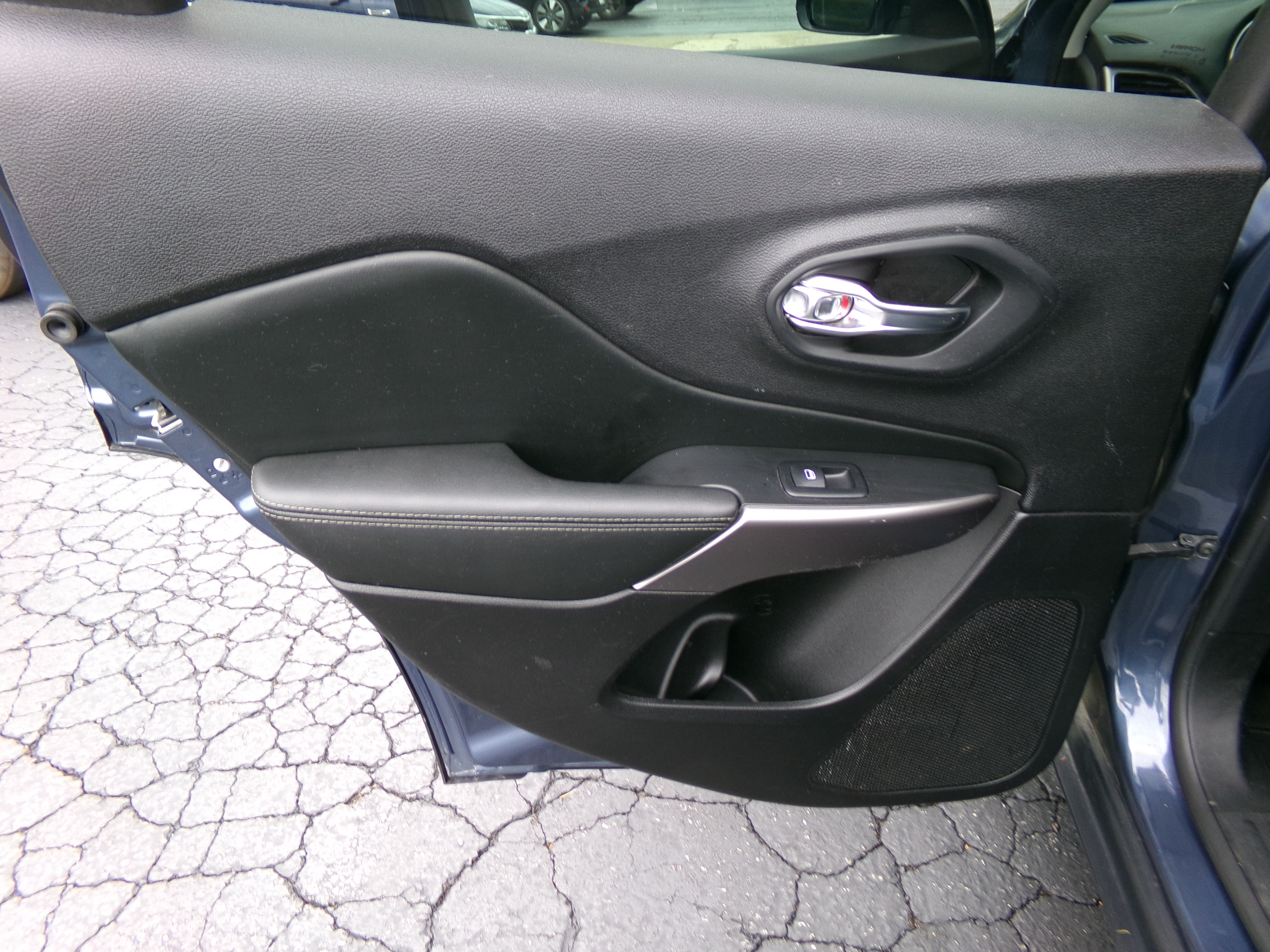 Used 2021 Jeep Cherokee 4WD Latitude Lux image 15