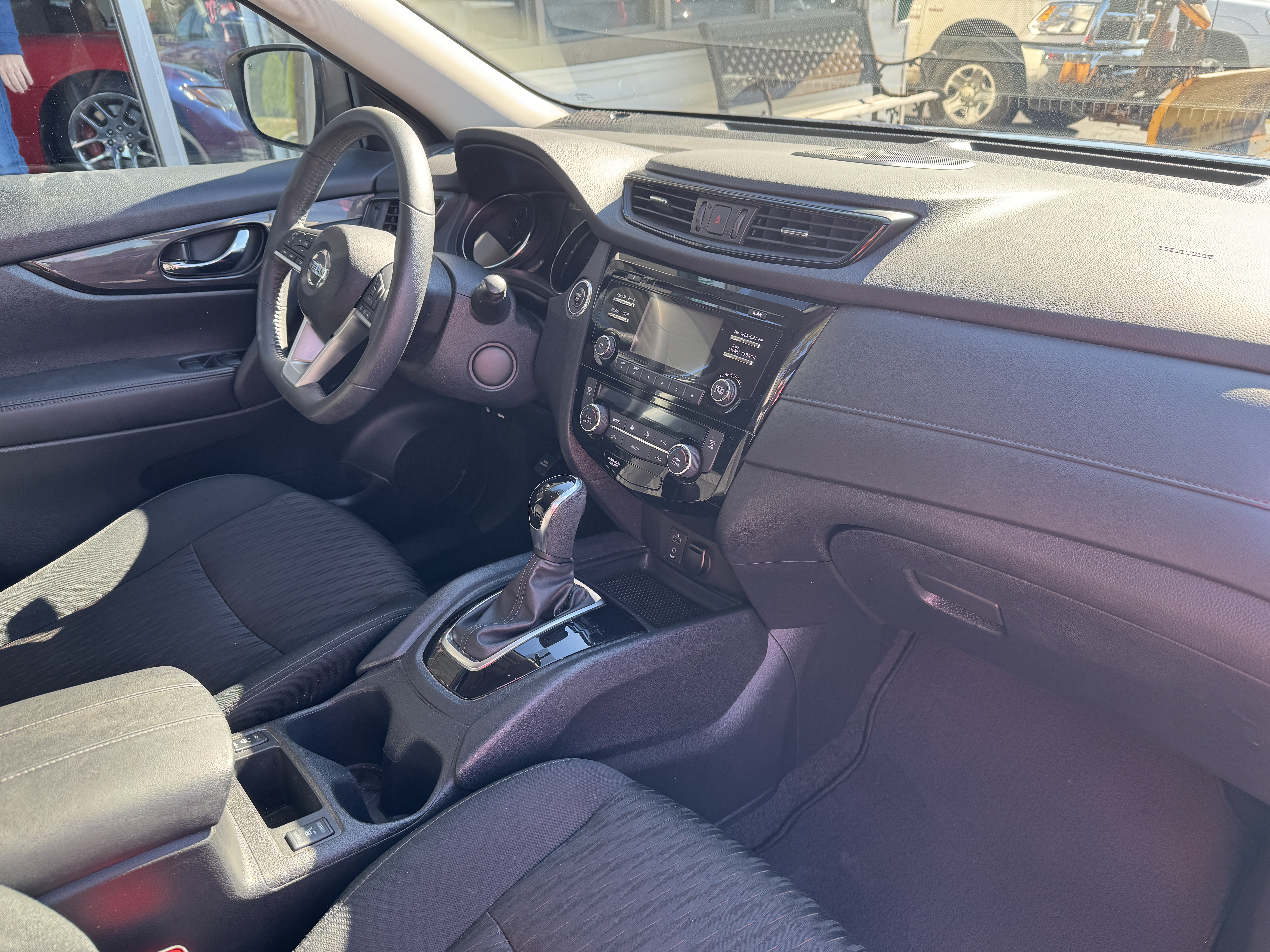 Used 2017 Nissan Rogue AWD SV image 14