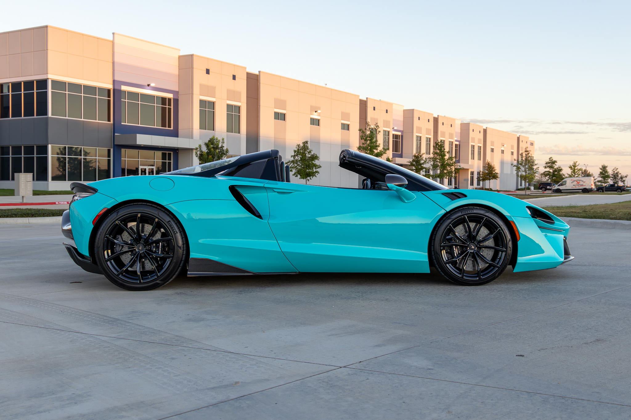 Used 2025 McLaren Artura Spider RWD image 4