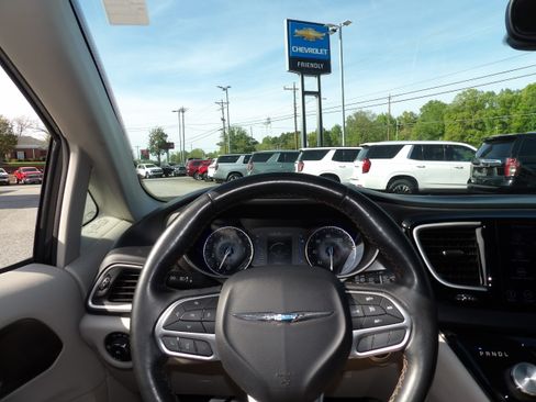 Used 2020 Chrysler Pacifica Touring image 2