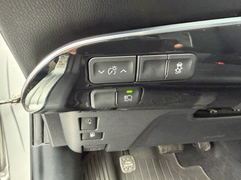 Used 2017 Toyota Prius Prime Premium image 6