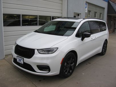 Used 2025 Chrysler Pacifica Limited