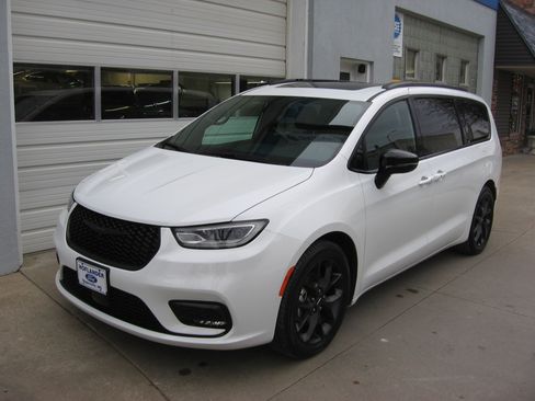 Used 2025 Chrysler Pacifica Limited image 1