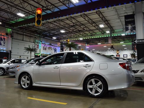 Used 2013 Toyota Camry SE image 4