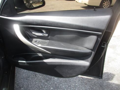 Used 2014 BMW 320i image 9