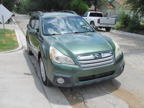 Used 2014 Subaru Outback 2.5i Premium AWD/4WD image 2