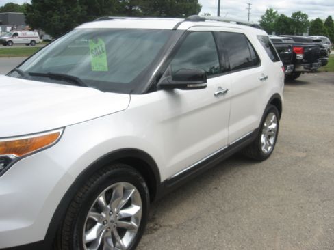Used 2015 Ford Explorer XLT FWD image 1