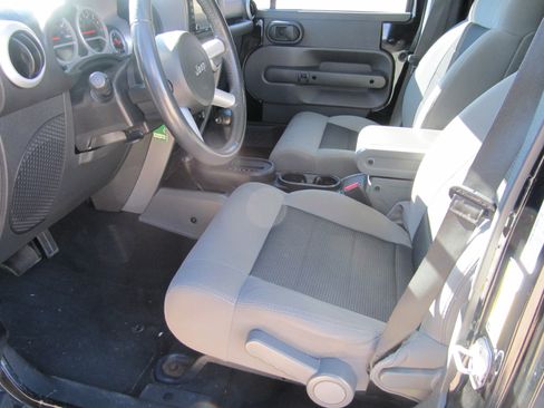 Used 2010 Jeep Wrangler Unlimited Sahara image 15