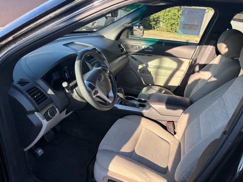 Used 2015 Ford Explorer XLT image 4