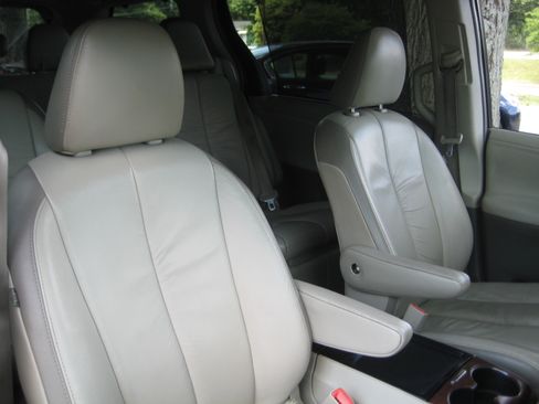 Used 2011 Toyota Sienna XLE Limited image 14