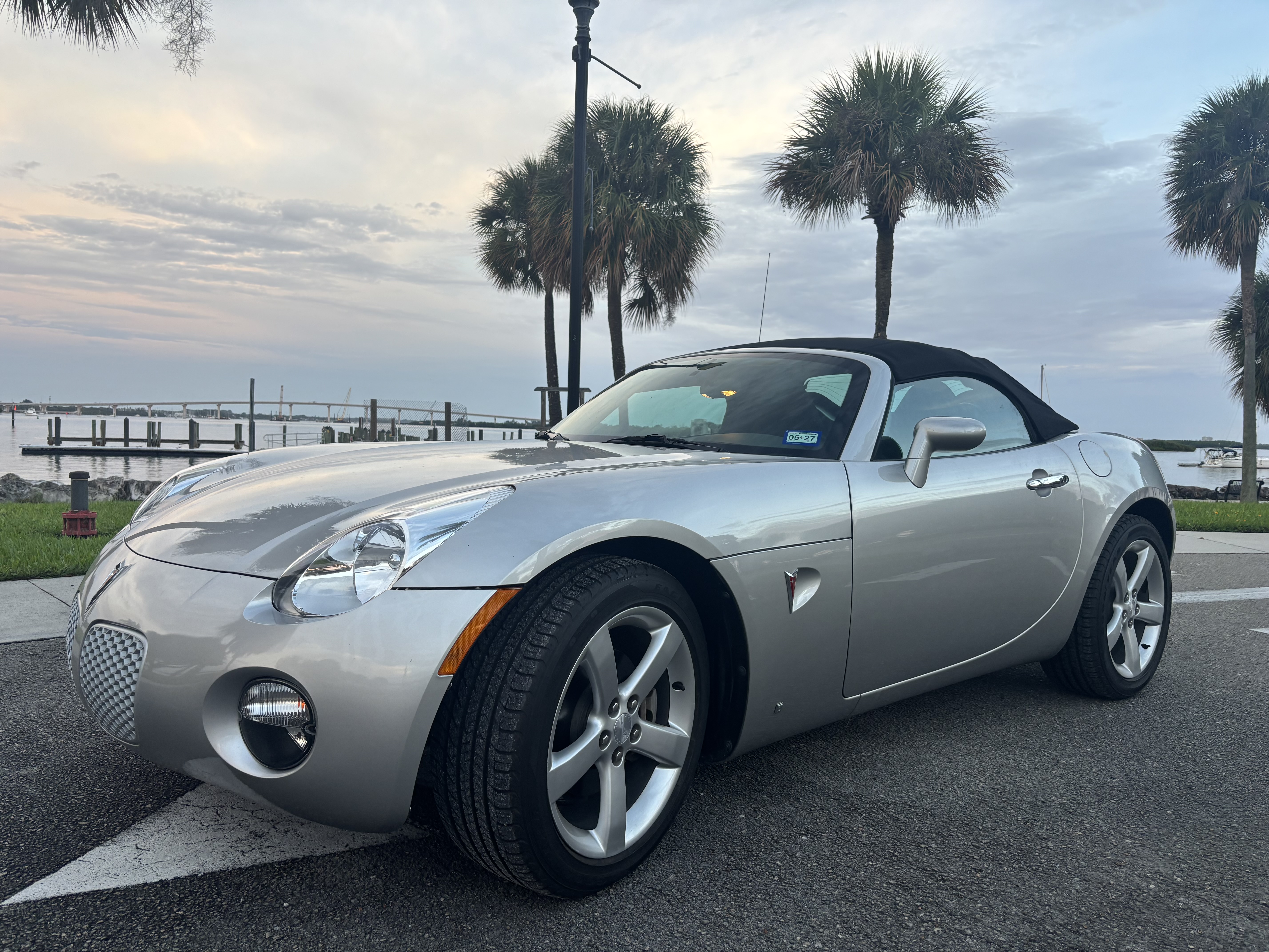Used 2007 Pontiac Solstice Convertible RWD image 2
