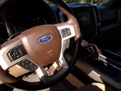 Used 2019 Ford F150 Lariat image 9