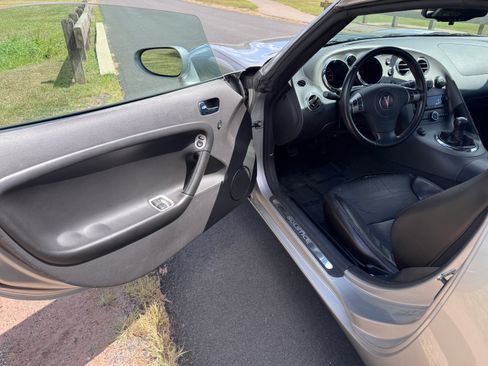 Used 2008 Pontiac Solstice GXP image 2