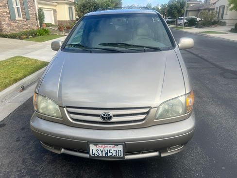 Used 2001 Toyota Sienna XLE FWD image 1