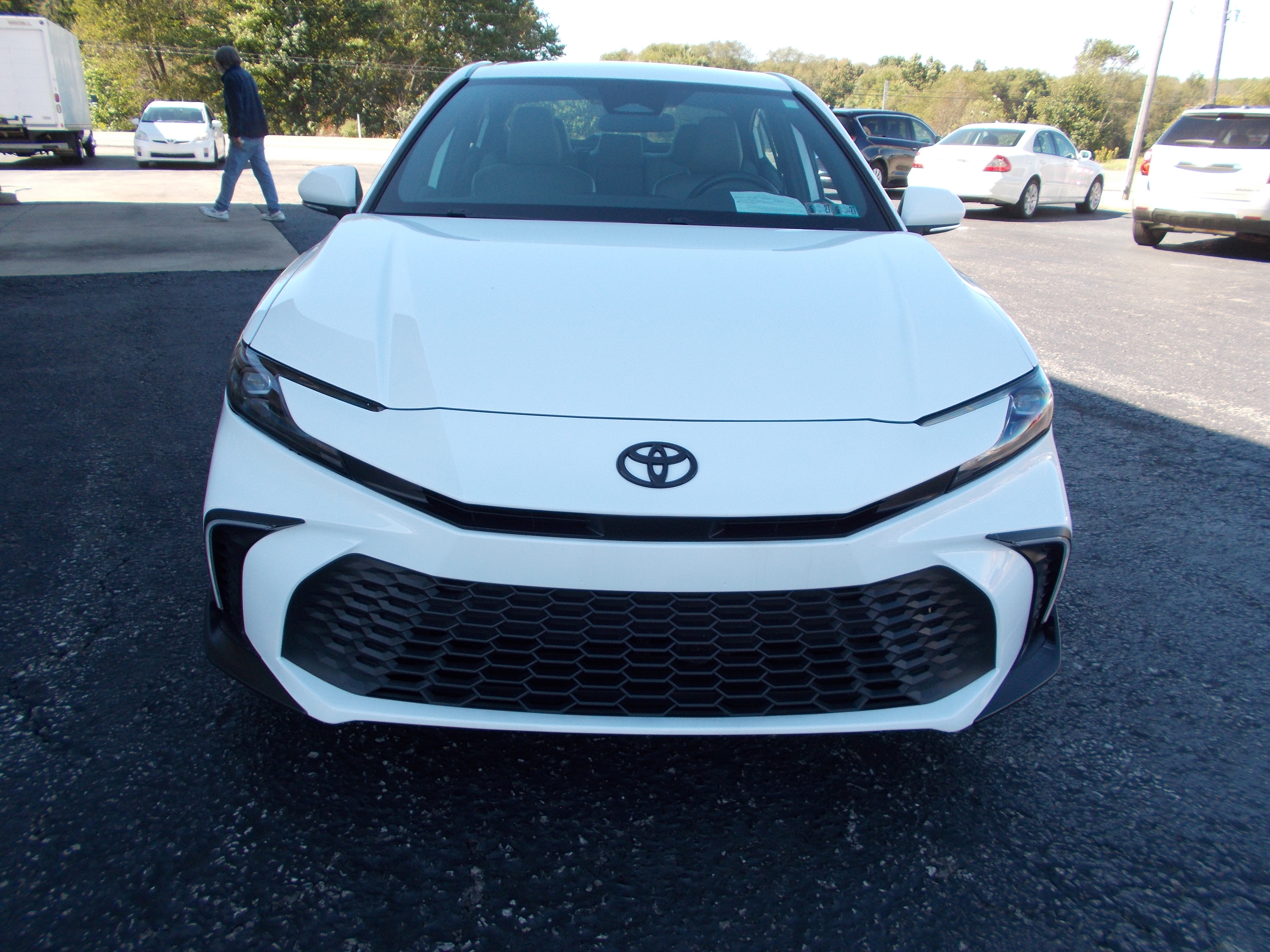 Used 2025 Toyota Camry SE Hybrid FWD image 2