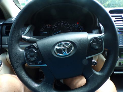 Used 2014 Toyota Camry L Sedan 4D FWD image 11