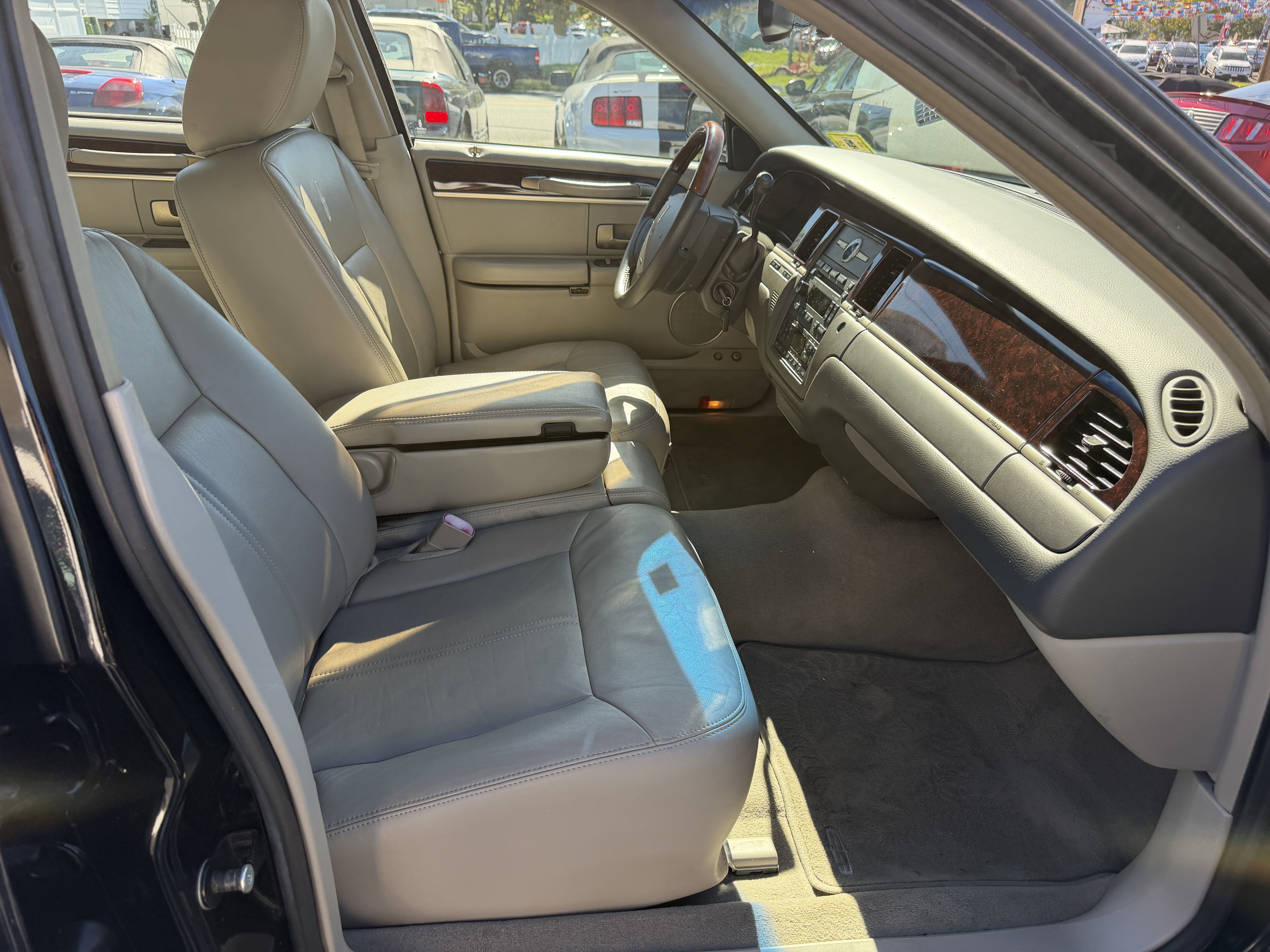 Used 2011 Lincoln Town Car Signature Limited RWD image 17