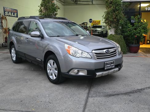 Used 2011 Subaru Outback 2.5i Limited image 3