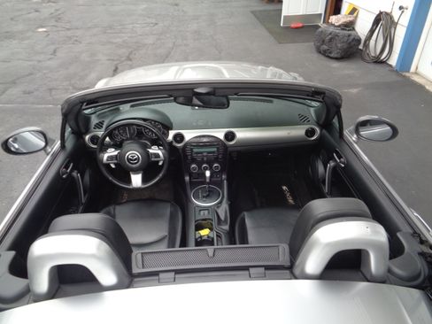 Used 2010 MAZDA MX-5 Miata Hard Top RWD image 9