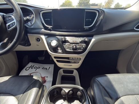 Used 2022 Chrysler Pacifica Touring-L FWD image 18