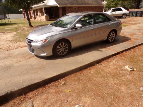Used 2017 Toyota Camry XLE image 8