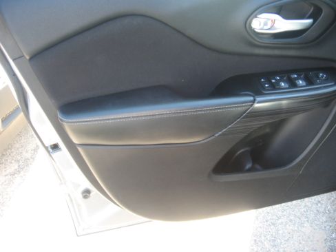 Used 2014 Jeep Cherokee Latitude image 8