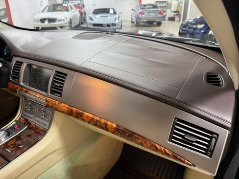 Used 2010 Jaguar XF Premium RWD image 24