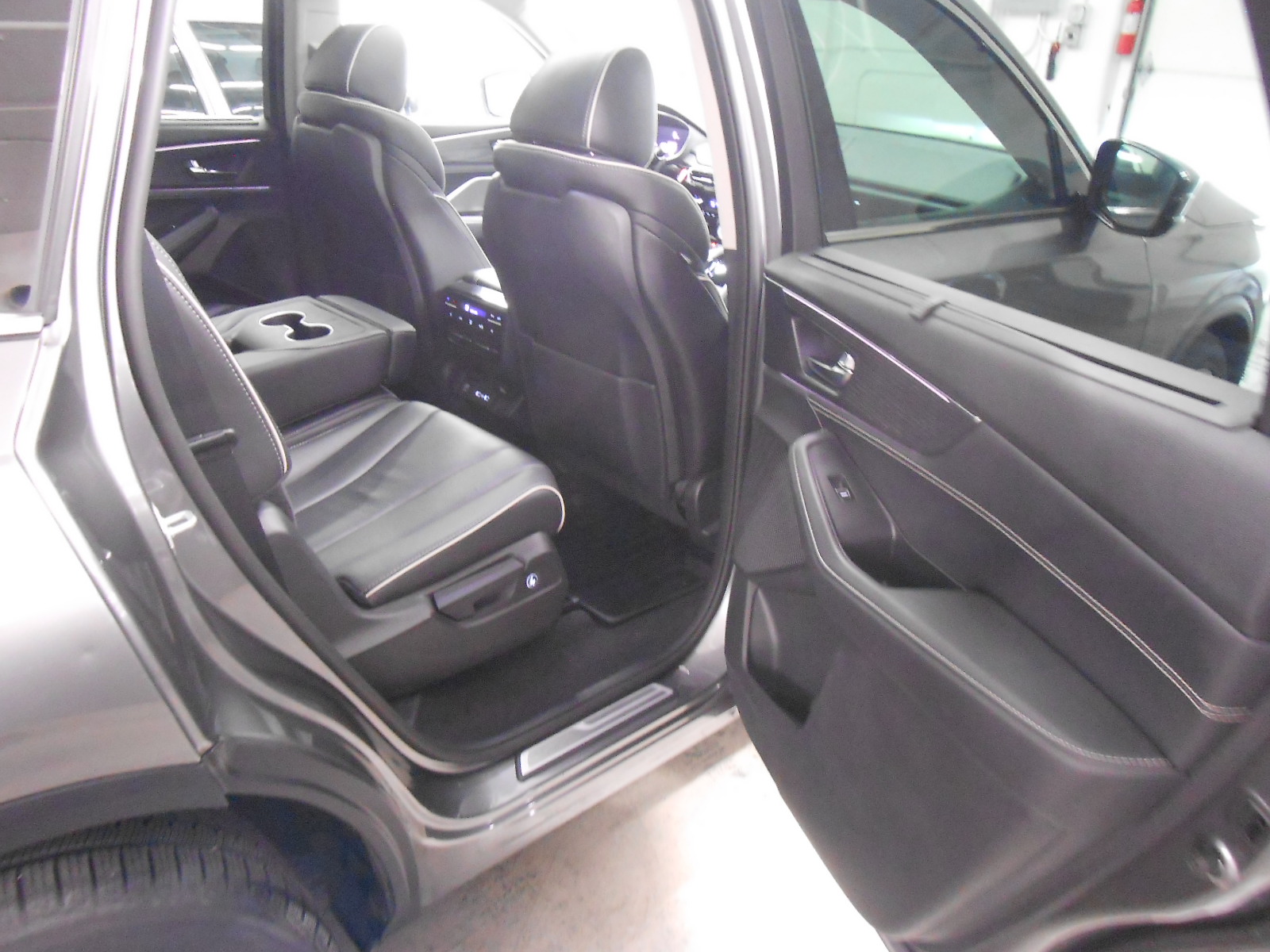 Used 2023 Acura MDX SH-AWD w/ Advance Package image 13